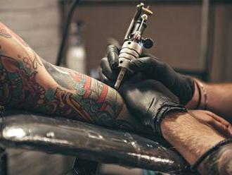 Pozor na tetovanie a piercing! Jedného z piatich ľudí postihne tento problém