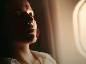 Šok po prebudení: Žena sa zobudila sama v tmavom zaparkovanom lietadle