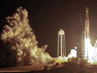 SpaceX vyslala do vesmíru raketu Falcon Heavy s 24 satelitmi