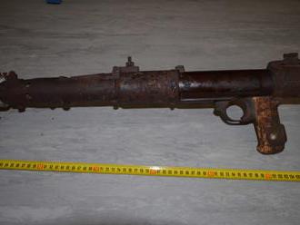 Foto: Pri búraní komína našli zamurovaný guľomet, ktorý sa používal počas 2. svetovej vojny