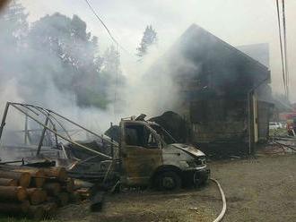 Foto: Hasiči zasahujú pri požiari v Ždiari, plamene zachvátili prístavbu aj časť rodinného domu