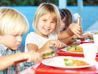 Deti jedia viac zeleniny a ovocia, no stále majú problém s obezitou