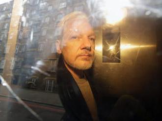 Assangea by mohli vydať do Spojených štátov, britský minister vnútra podpísal príkaz
