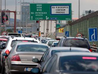 Počet áut za posledných desať rokov narástol, rozvoj cestnej siete zaostáva, upozorňuje NKÚ