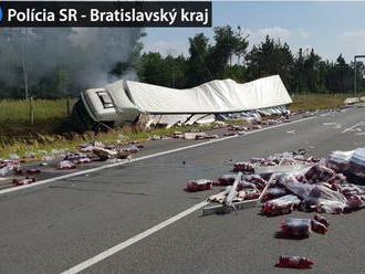 Foto: Diaľnicu D2 v smere z Bratislavy museli uzavrieť, havaroval kamión