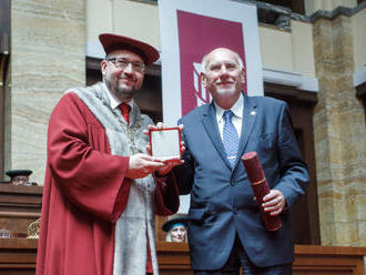 Foto: Univerzita Komenského udelila veľkú zlatú medailu signatárovi Charty 77 Rychetskému