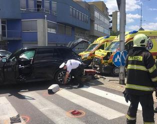 Foto: V Bratislave sa zrazilo BMW so sanitkou, v ktorej bol novorodenec