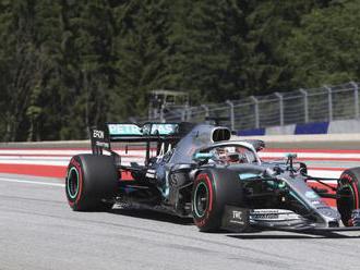 Hamiltona penalizovali a VC Rakúska odštartuje až z piateho miesta, pole position si vyjazdil Lecler