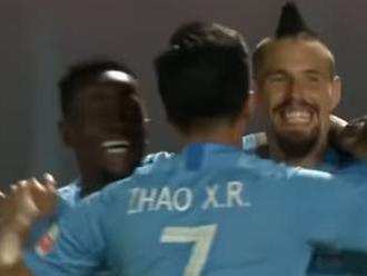 Video: Marek Hamšík strelil v Číne kuriózny gól, na ihrisku boli dve lopty