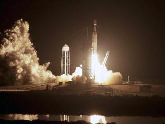 Video: SpaceX vyslal do vesmíru raketu Falcon Heavy, na palube nesie satelity aj popol astronauta
