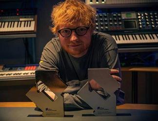 Ed Sheeran zbiera úspechy s novým albumom, kritikov však nepresvedčil
