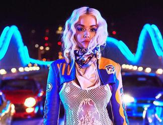 Rita Ora pokračuje v propagácii albumu Phoenix. Nový videoklip natočila v Dubaji