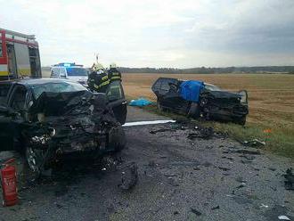 Foto: Traja ľudia neprežili čelnú zrážku dvoch áut na východe Slovenska