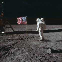 Američania si pripomínajú prvé pristátie človeka na Mesiaci a pamätné slová Neila Armstronga