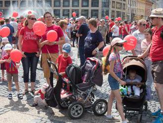 Pochod Hrdí na rodinu chystá pre deti prekvapenie, účastníci by mali prísť v červených tričkách