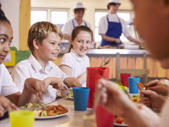 Bratislavské Nové mesto sa pripravuje na smerácke obedy zadarmo, investuje do školských jedální
