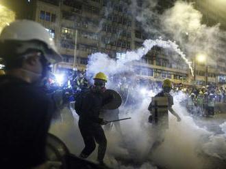Video: Státisíce demonštrantov hádzali vajíčka na vládne budovy, polícia ich rozohnala slzným plynom