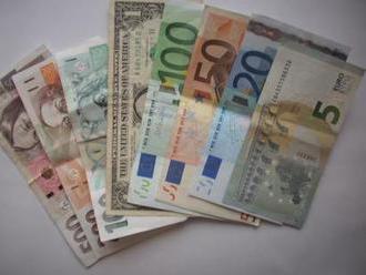 Koruna dnes stagnovala k euru, mírně posílila k dolaru
