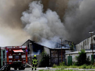 V Tursku u Prahy hoří sklady, oheň stále není pod kontrolou