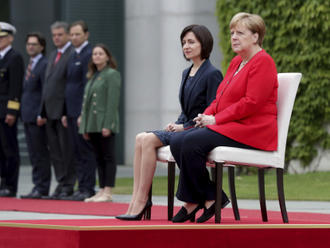Merkelová absolvovala další uvítací ceremoniál vsedě