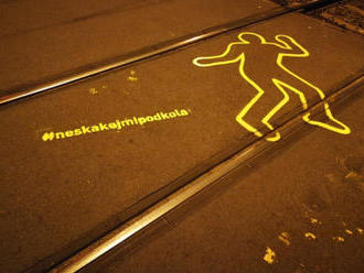 Lidské siluety varují Pražany před vstupem do tramvajové trati