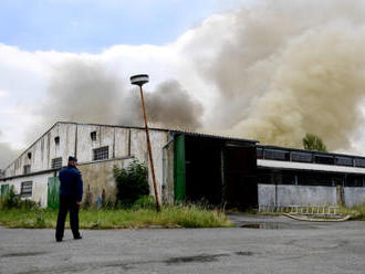 V Tursku u Prahy pokračuje zásah hasičů ve vyhořelém skladu