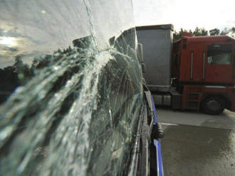 U Kroměříže na D1 havaroval kamion s kyselinou sírovou, jež uniká