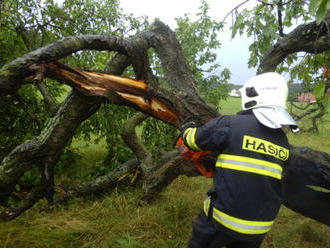 Silná bouřka zaměstnala vpodvečer hasiče ve Zlínském kraji