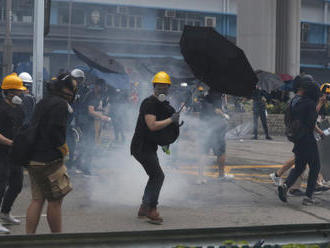 Policie při zásahu proti protestu v Hongkongu použila slzný plyn