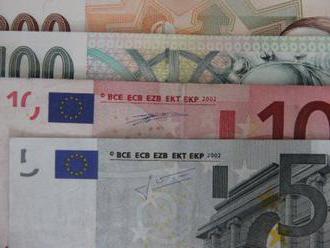 Koruna oslabila k euru a stagnovala k dolaru