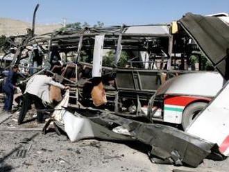 Pumový útok na autobus na západě Afghánistánu si vyžádal 34 obětí