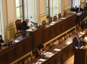 Senátní návrh ústavní žaloby na Zemana už je ve Sněmovně