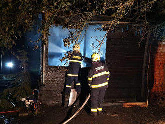 Tragický požár chaty v rekreační oblasti u Berounky zaměstnal hasiče