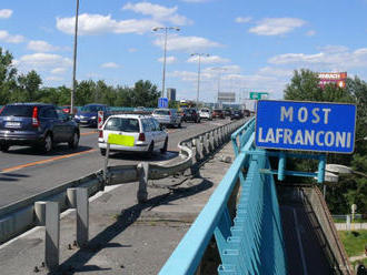 Na bratislavskom Moste Lafranconi horel osobný automobil