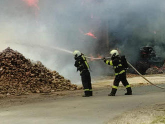U požáru skladu ve Střelských Hošticích byl vyhlášen druhý stupeň požárního poplachu