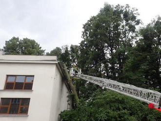 Moravskoslezští hasiči vyjíždějí kvůli počasí, strhl i střechu v Českém Těšíně