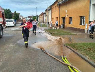 V obci Ludslavice hasiči odčerpávají vodu ze sklepa několika rodinných domů