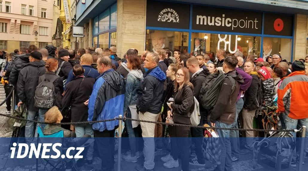 Prodej bankovky s Gottem přilákal davy, policie řešila podezřelý kufr - iDNES.cz