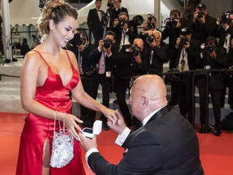 Český milionář má zlomené srdce: Jeho krásná snoubenka mu dala košem a užívá si náruč o poznání mlad