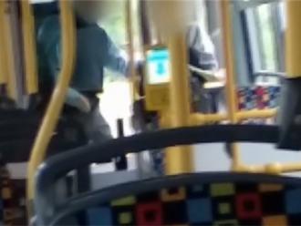 VIDEO: Řidič trolejbusu, který napadl dívku, zřejmě nepůjde do vězení. Státní zástupce stíhání podmí