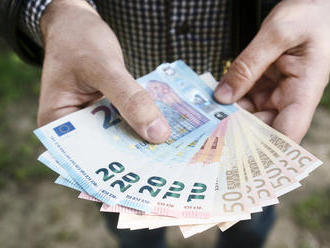 Zlevnění plateb v eurech se blíží. Nové evropské nařízení pomůže hlavně menším firmám