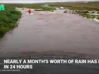 Počasí ve světě: Zaplavené domy i sesuvy půdy. Británií se prohnala cyklóna