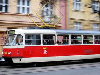 Při srážce s tramvají v Praze zemřela osmadvacetiletá řidička, policie nehodu vyšetřuje