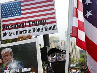 Stovky tisíc demonstrantů protestují v Hongkongu. Lidé poničili styčný úřad Číny a blokují dopravu