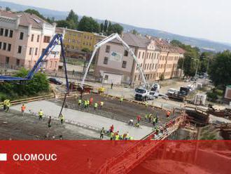 V Komenského ulici dnes od rána vzniká nový betonový most