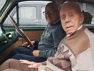 Muž se o 100. narozeninách znovu setkal s autem, které koupil, když mu bylo 41 let