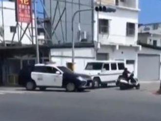 Řidič skútru setřásl policisty jediným chytrým manévrem, alespoň na chvíli