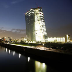Ekonomovia predpovedaju, ze ECB znizi sadzby v septembri