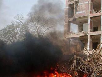 Najmenej 15 ľudí zahynulo v Pakistane po páde malého vojenského lietadla