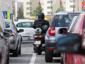 Premávka v Bratislave a na príjazdových komunikáciách je spomalená